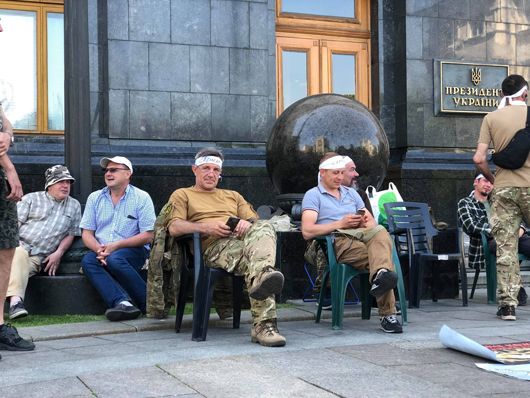 Щоб убивці «Сармата» були покарані: під ОП другий тиждень голодують ексбійці «Донбасу»