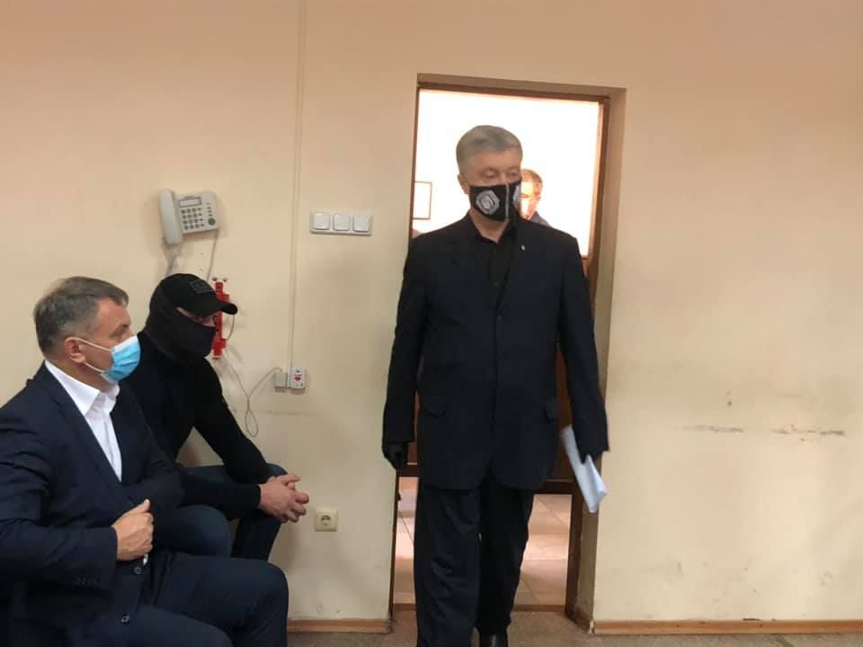 Порошенко в суді: експрезидента прийшли підтримати тисячі людей, фото