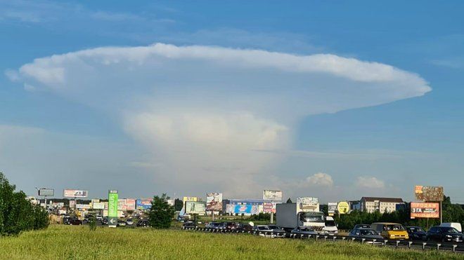 Кияни спостерігали за наковальнею в небі