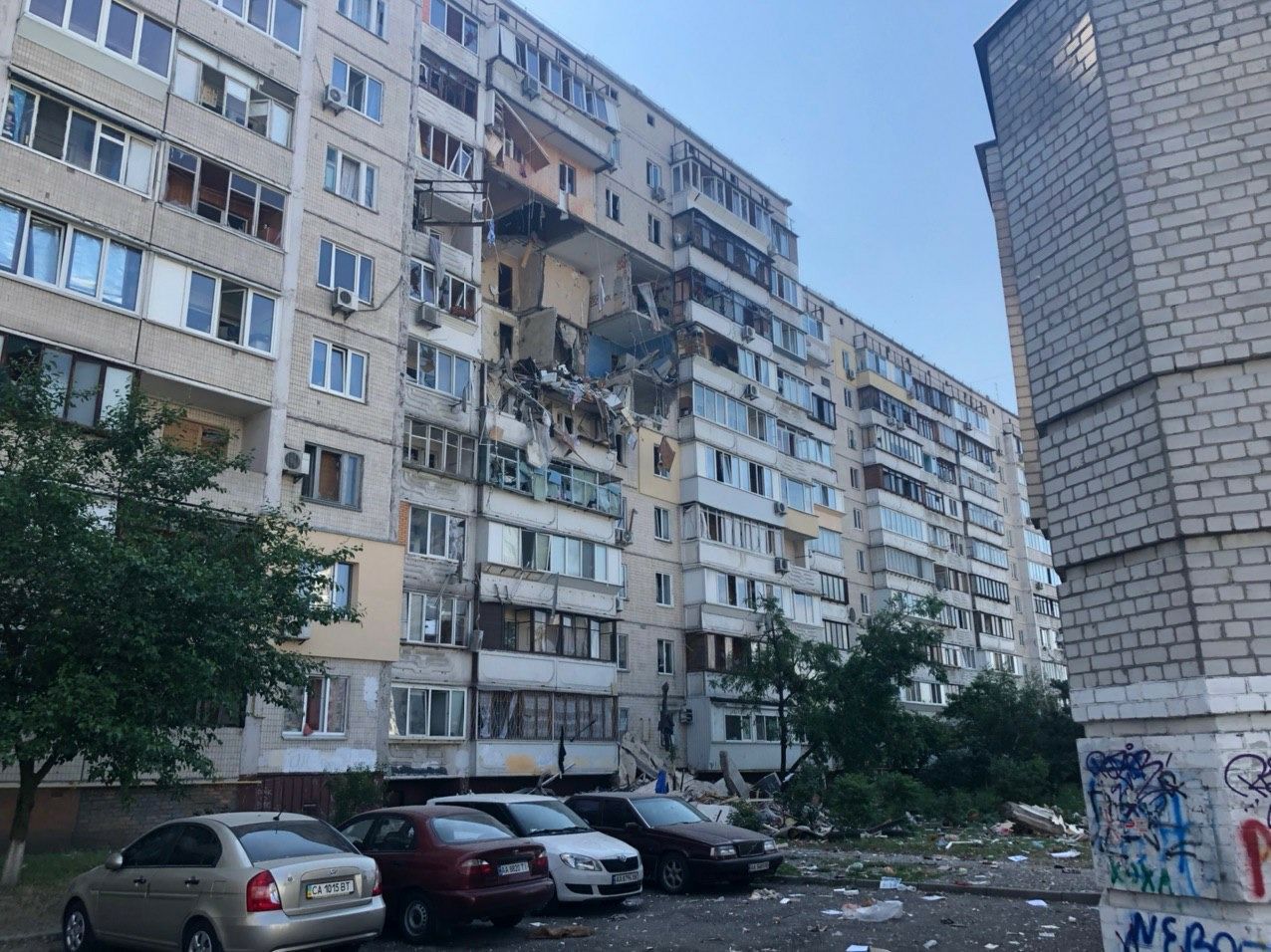 На Позняках у Києві вибухнула багатоповерхівка: є загиблі, фото