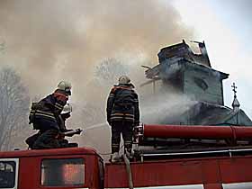 Вогонь поставив хрест на церкві
