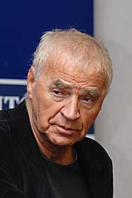 Висячи головою донизу