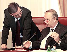 Не обходь автобус спереду, а Януковича — ззаду