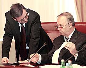 Не обходь автобус спереду, а Януковича — ззаду