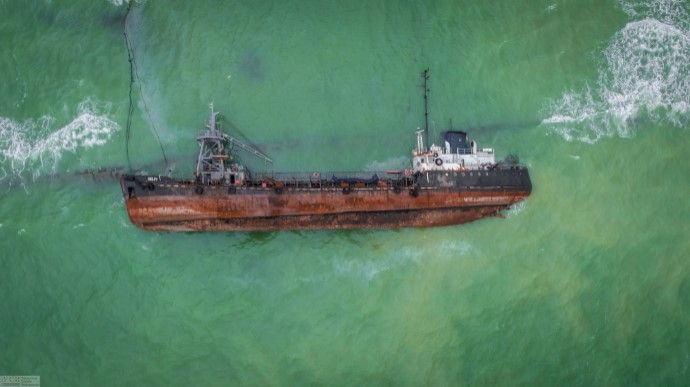 На пляжі в Одесі розливається паливо із затонулого танкера «Делфі», фото