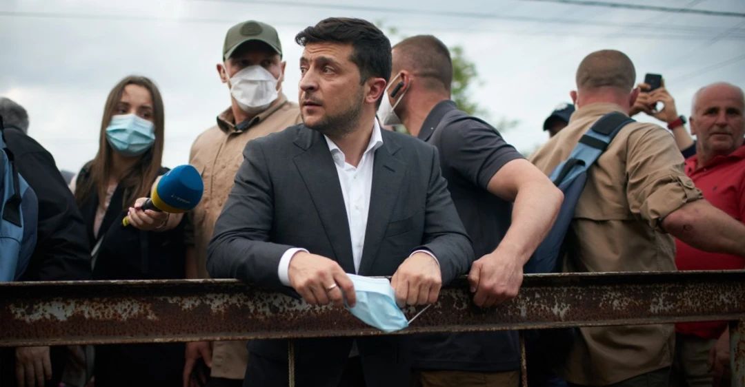 Візит на стихійне Прикарпаття: Зеленський вийшов до людей без маски