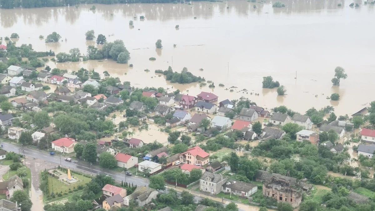 Повінь на Прикарпатті: понад 1,3 будівель лишаються підтопленими