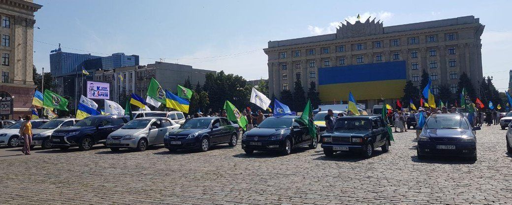 День Конституції у Харкові: містяни влаштували святковий автопробіг
