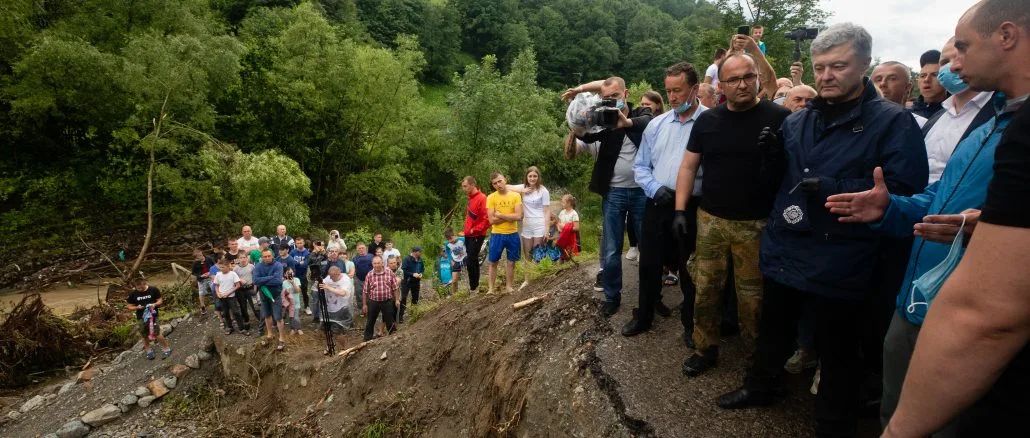 Порошенко вимагає від уряду відновити зруйноване через повінь житло на Прикарпатті