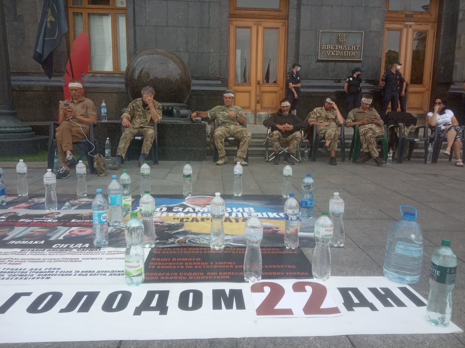 «За Сармата стоятимемо до кінця»: до учасників голодування під ОП приєдналися ще двоє добровольців