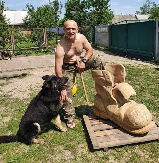 «Тато Карло» з рятувальної служби: у руках Василя Губського пеньки й колоди перетворюються на скульптури