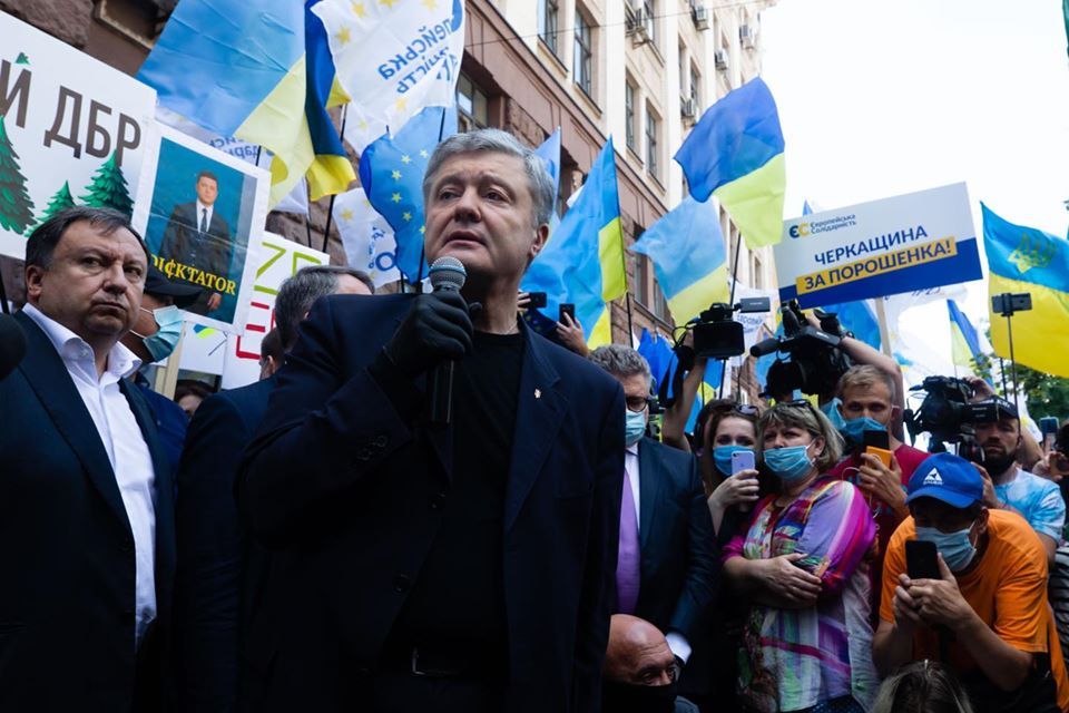 Порошенко закликав Зеленського не звільняти Смолія