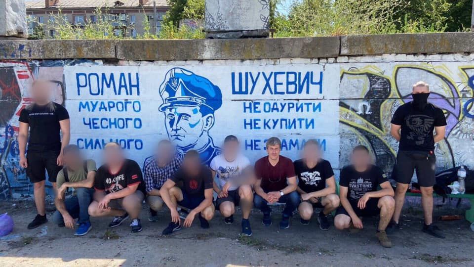 Графіті з портретом Шухевича відновили у Дніпрі після вандалів