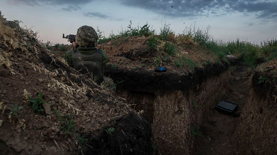 На Донбасі загинув захисник України, троє - поранені
