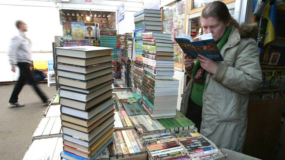 Замість «вічного» — черговий ТРЦ: у Києві хочуть закрити легендарний книжковий ринок на Почайній