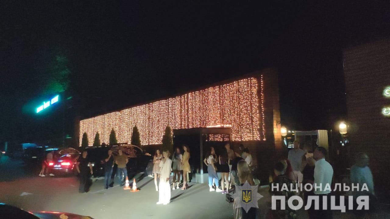 У Козині під Києвом закрили нічний клуб: 500 відвідувачів були без масок