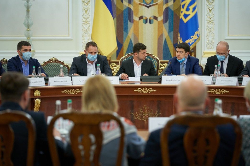 Зеленський передумав скасовувати обмеження із зарплатні посадовців