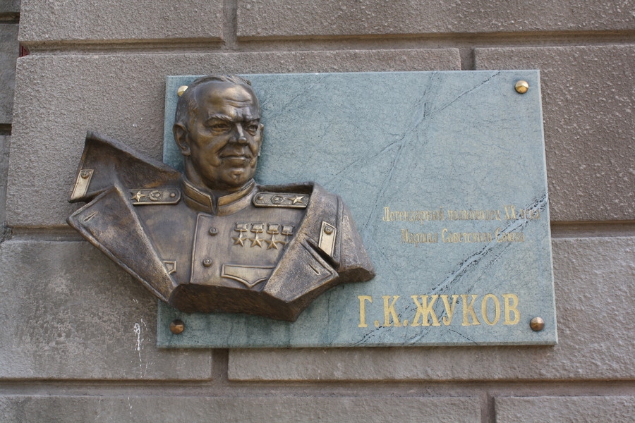 Ізюмська міська рада відмовляється демонтувати меморіальні дошки Георгію Жукову