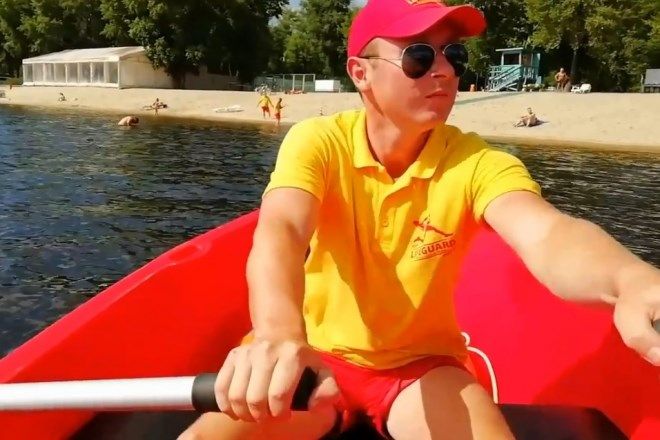 На офіційних пляжах Києва з’явилися човники-рятівники