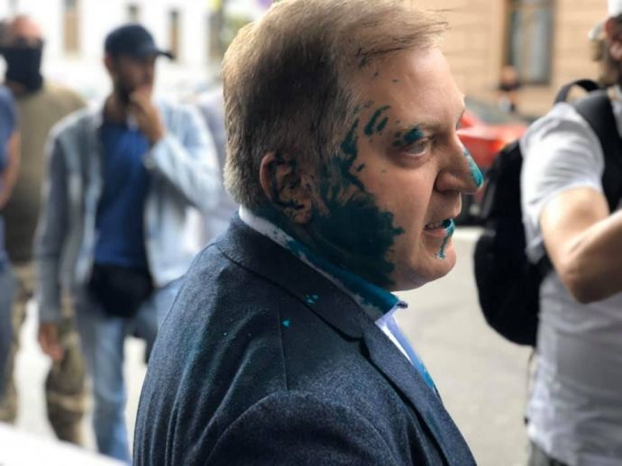Олег Волошин облитий зеленкою через скандальні заяви.