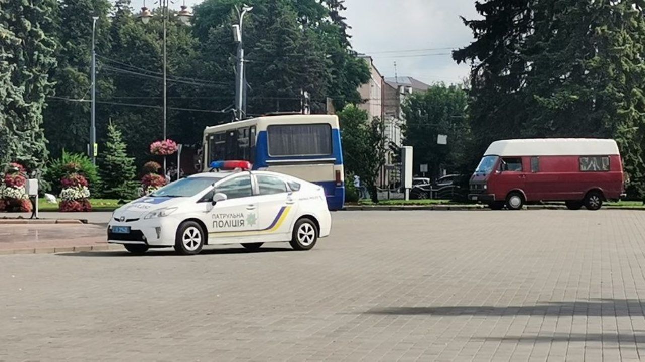 Заступник глави Нацполіції Євген Коваль забрав трьох заручників у Луцьку