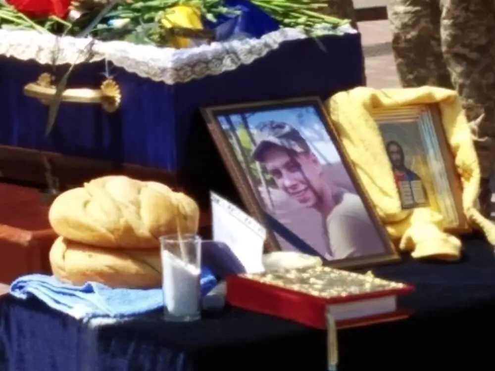 В Южноукраїнську попрощалися із загиблим на Донбасі морпіхом Артемом Козієм