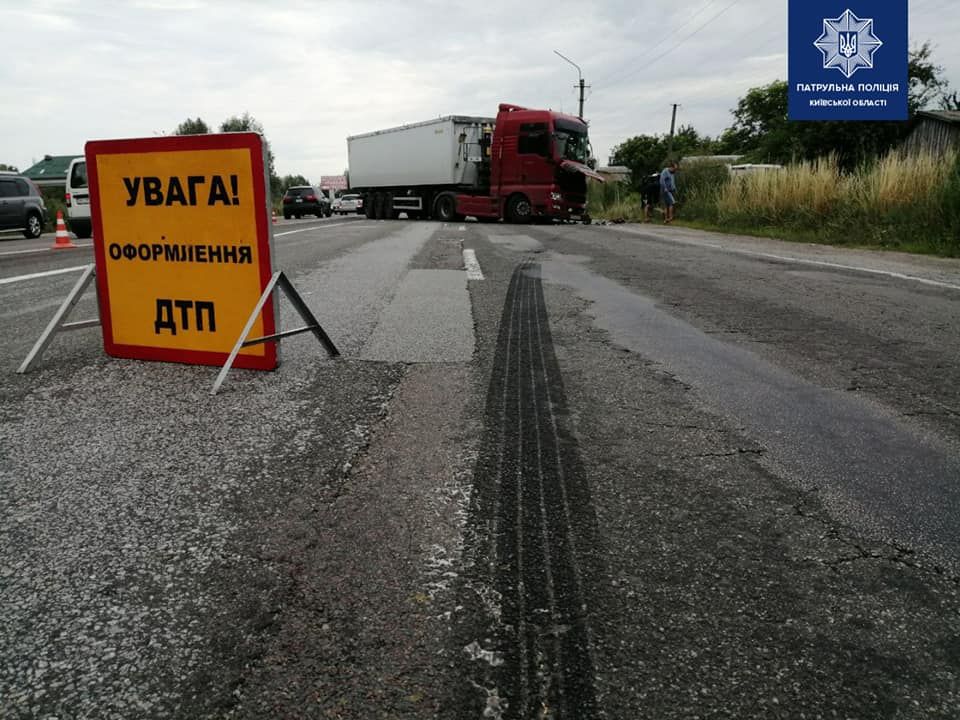 Під Броварами сталася жахлива аварія: один загиблий і дев’ятеро травмованих, фото