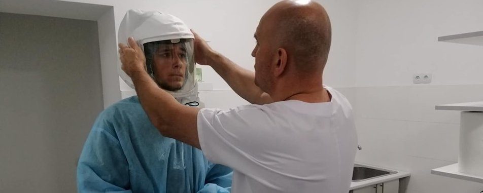 Надійний захист від вірусів та бактерій: у Тернополі розробили пневмошолом для медиків
