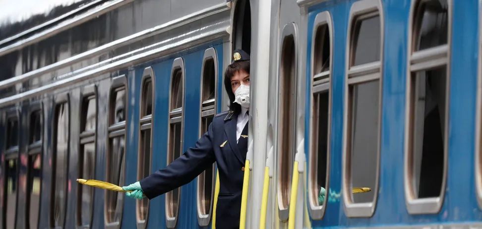 Червона зона: у Тернополі пасажири зупинили потяг попри заборону, мерія теж протестує