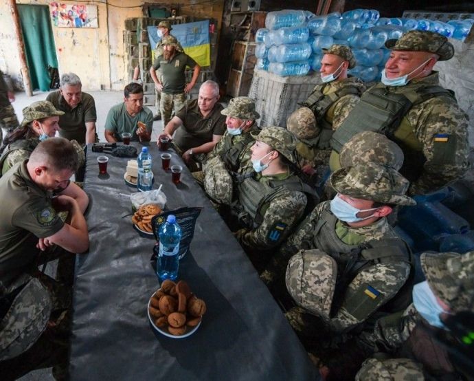 Зеленський зізнався, що випиває із військовими заради відвертості