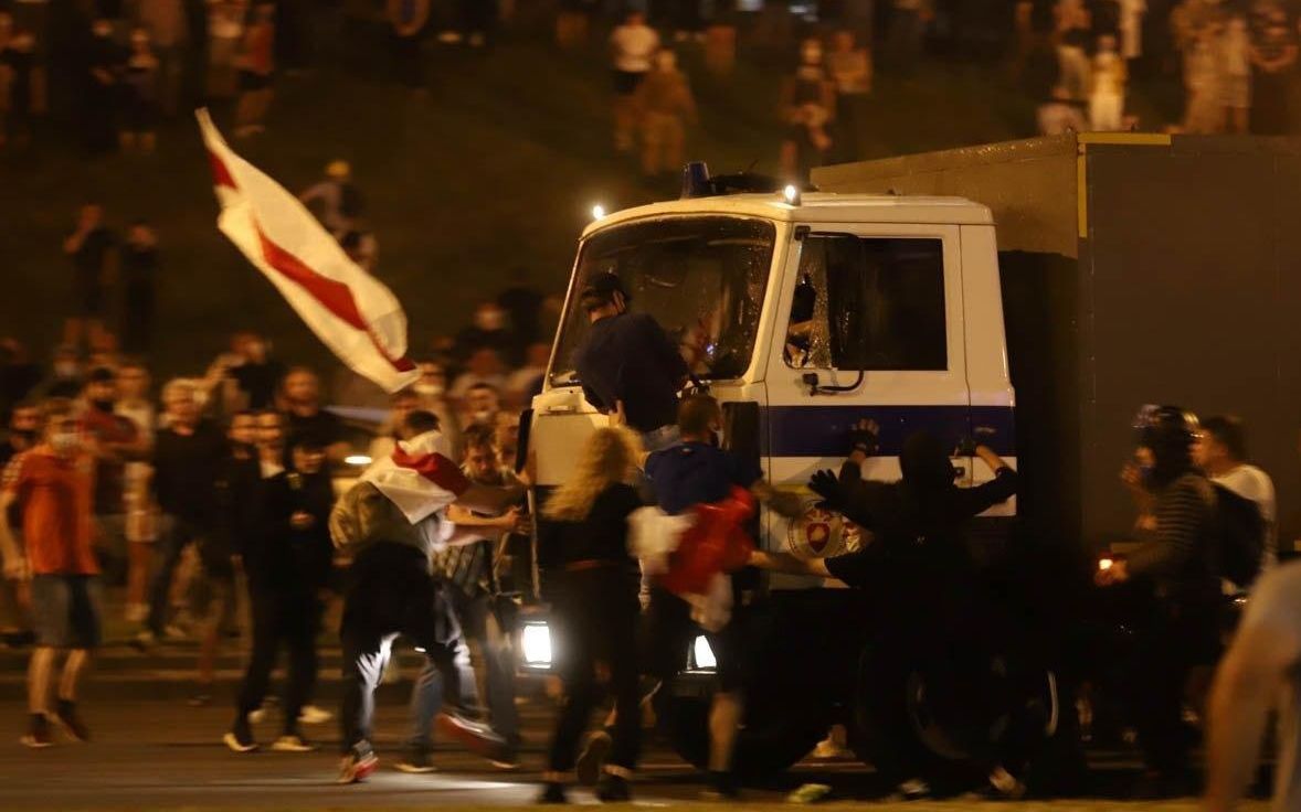 Протести у Білорусі: у Мінську силовики штурмували барикади, десятки поранених, фото