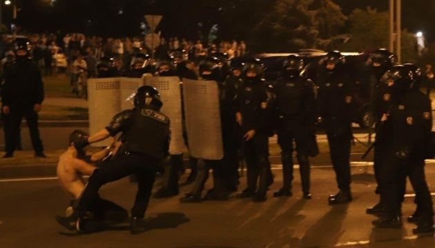 Протести у Білорусі: понад 140 затриманих, ОМОН тиснув на виборчу комісію