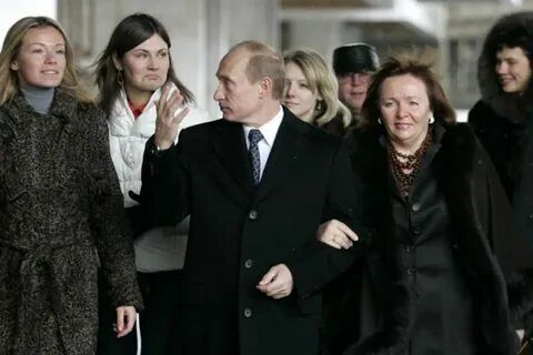 COVID-19: зареєстровану в Росії вакцину ввели дочці Путіна