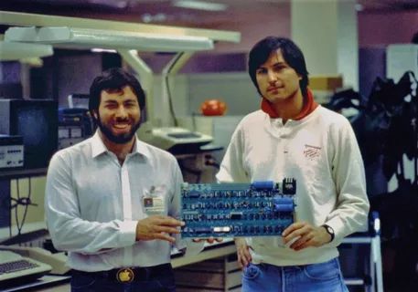 Стів Возняк збирав перші комп’ютери в гаражі батьків Стіва Джобса