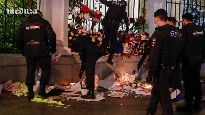 Поліцейські розтоптали меморіал у Москві біля посольства Білорусі
