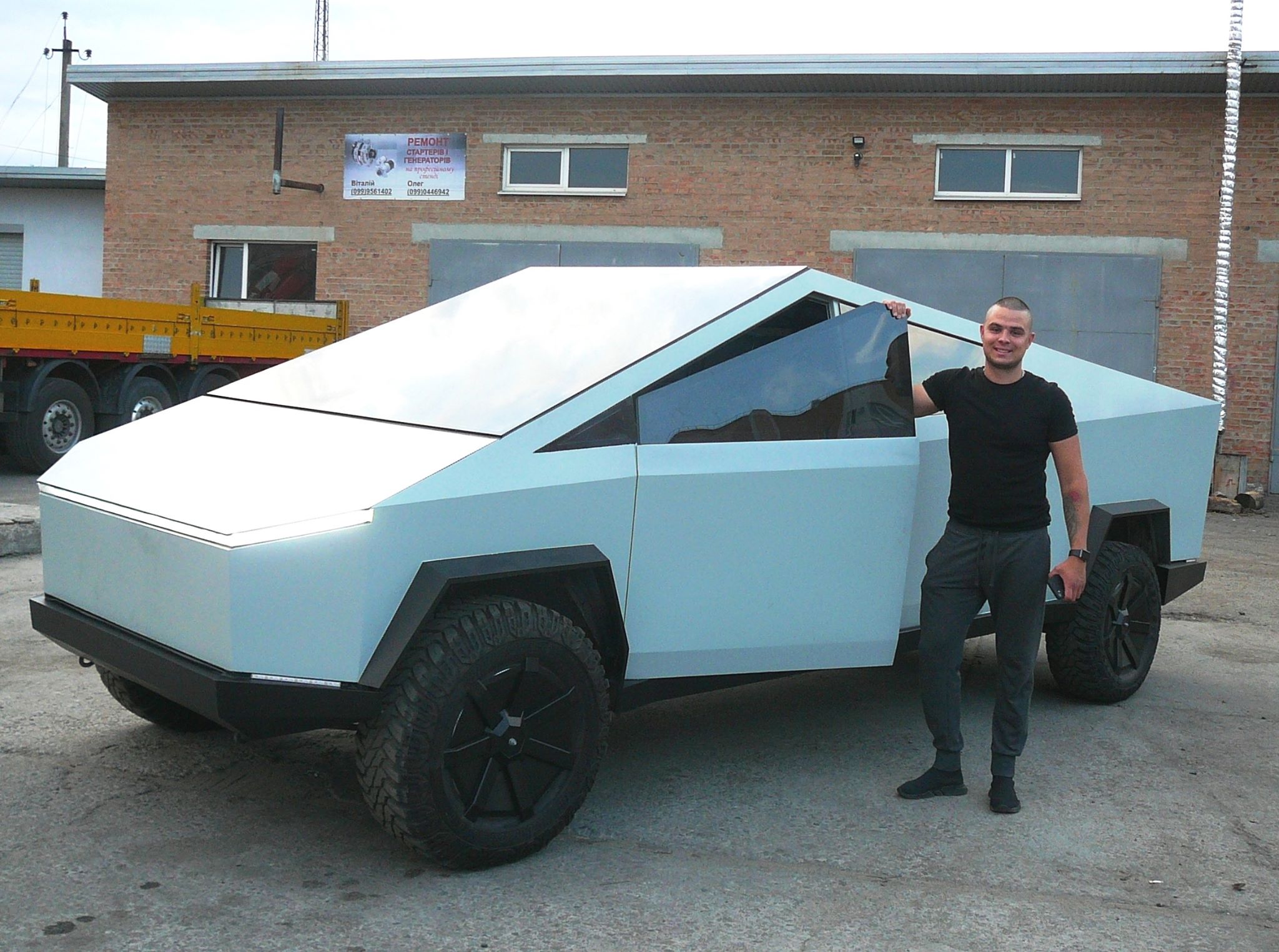 Крамер проти Маска: полтавець створив власну версію Tesla Cybertruck