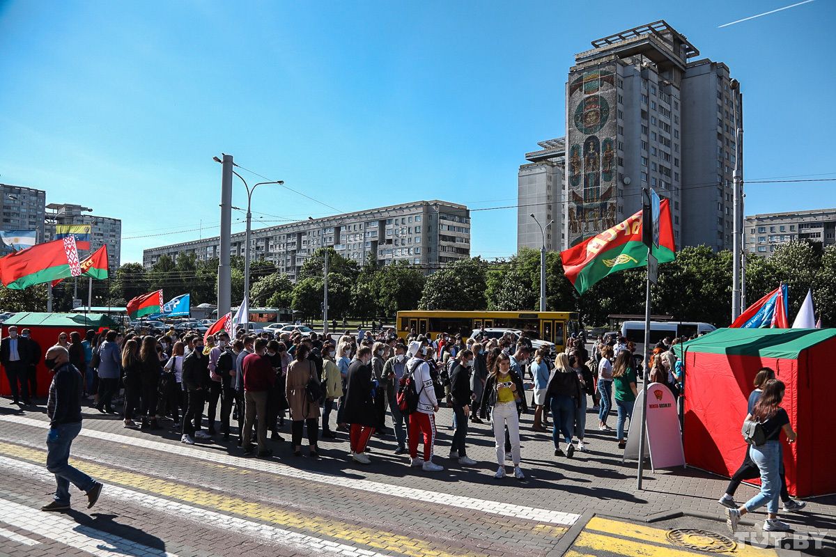 Лукашенко зганяє на мітинг підтримки бюджетників