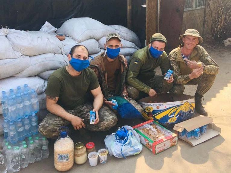 Із тилу - з любов’ю: «Невтомні бабусі» під час пандемії крім маскувальних сіток для фронту шиють і захисні маски