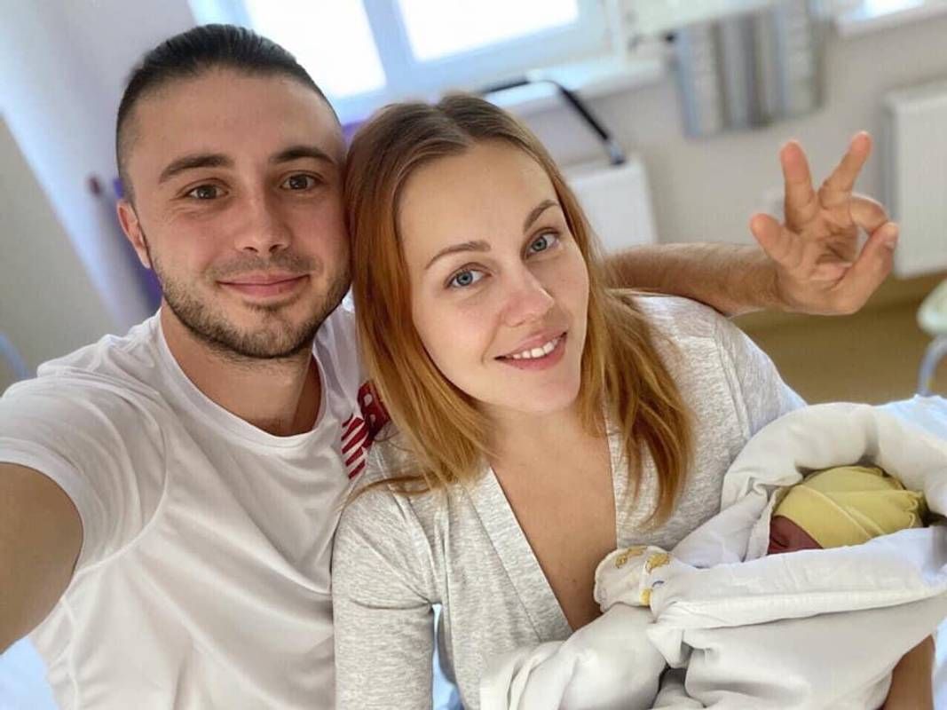 Тепер багатодітна мама: співачка Альоша народила доньку