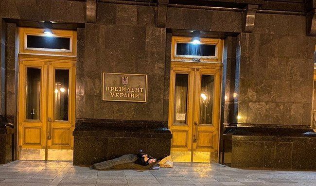 Мер Умані Цебрій переночував в спальному мішку під Офісом Президента