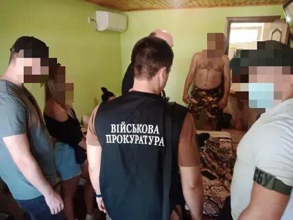 Посадовців ЗСУ та працівника Кабміну викрили на хабарі за медичні маски військовим