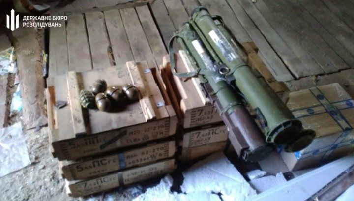 Чиновник розвідки та експрикордонник вивозили боєприпаси зі зони ООС