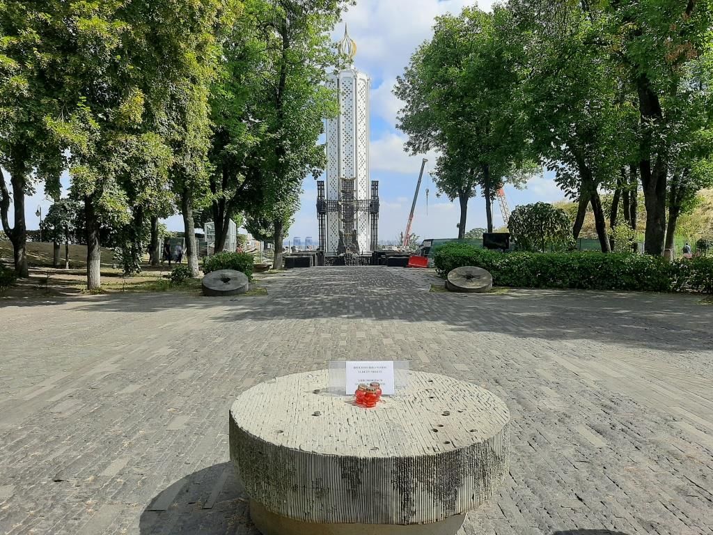 Символ пам’яті про Голодомор: скульптура дівчинки з колосками стала жертвою вандалів, фото