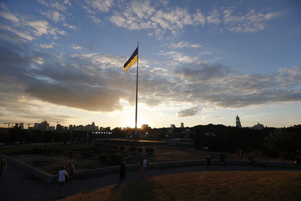 На Печерських пагорбах Києва замайорів найбільший державний прапор України, фото
