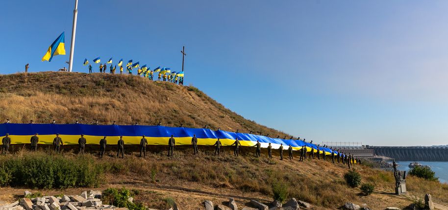 На Хортиці у Запоріжжі розгорнули стометровий Державний прапор України, фото