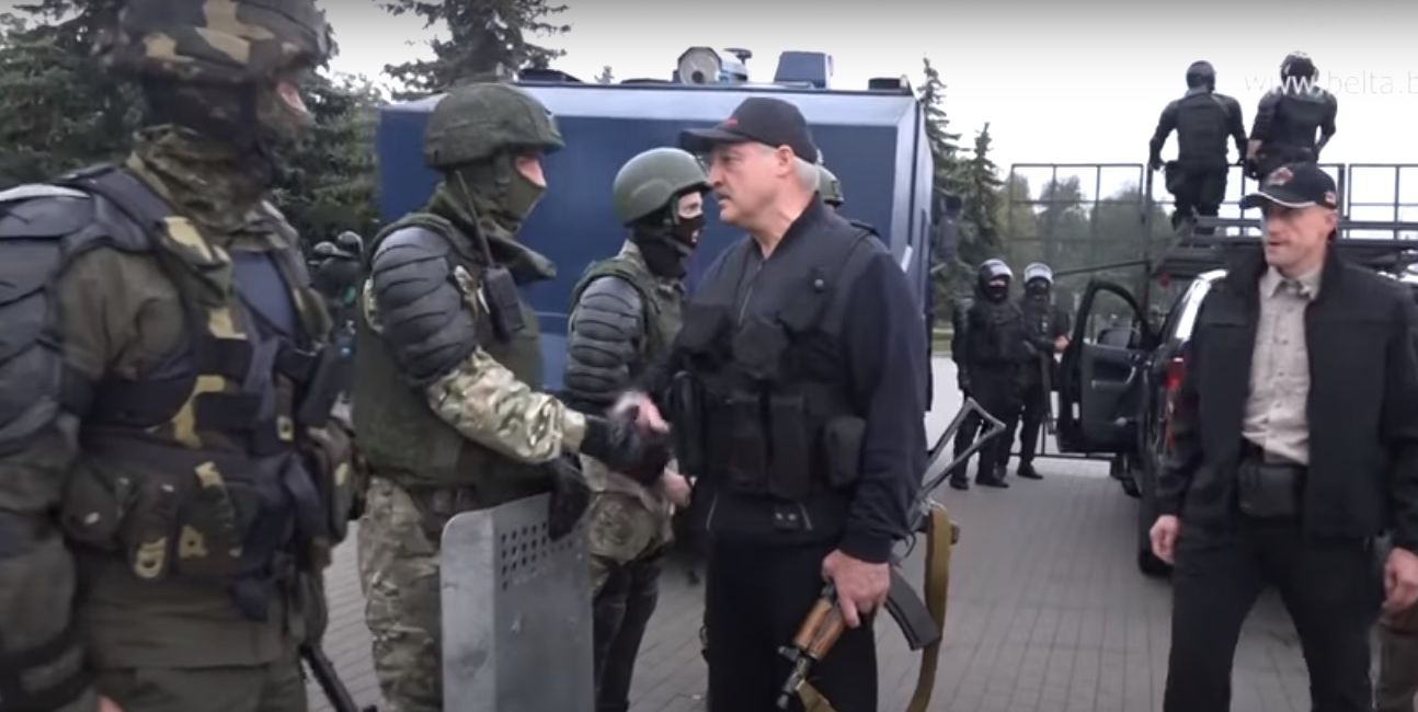 Лукашенко з автоматом облетів протести у Мінську на вертольоті, відео