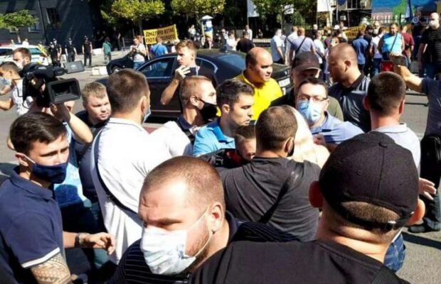 Активістці Аліні Новіковій зламали ребро під час сутички з охоронцями Зеленського, фото