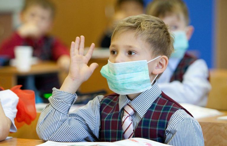 Клас — у масках: уряд визначив правила навчання у школах під час пандемії