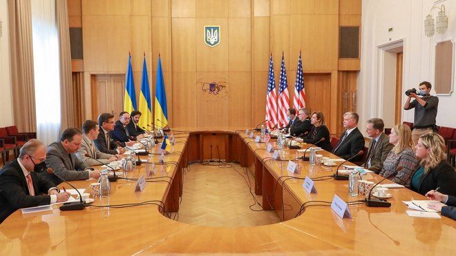 Заступник Помпео зустрівся з членами Кабміну