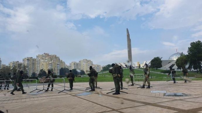У центр Мінська стягнули силовиків та спецтехніку
